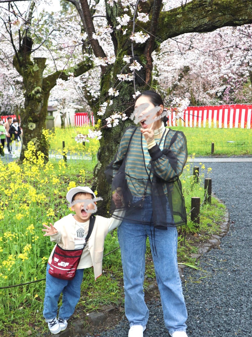 ホワイト系のベスト、ホワイト系のTシャツ/カットソー、ブルー系のデニムパンツを着用したキッズの春コーディネートの2枚目の写真