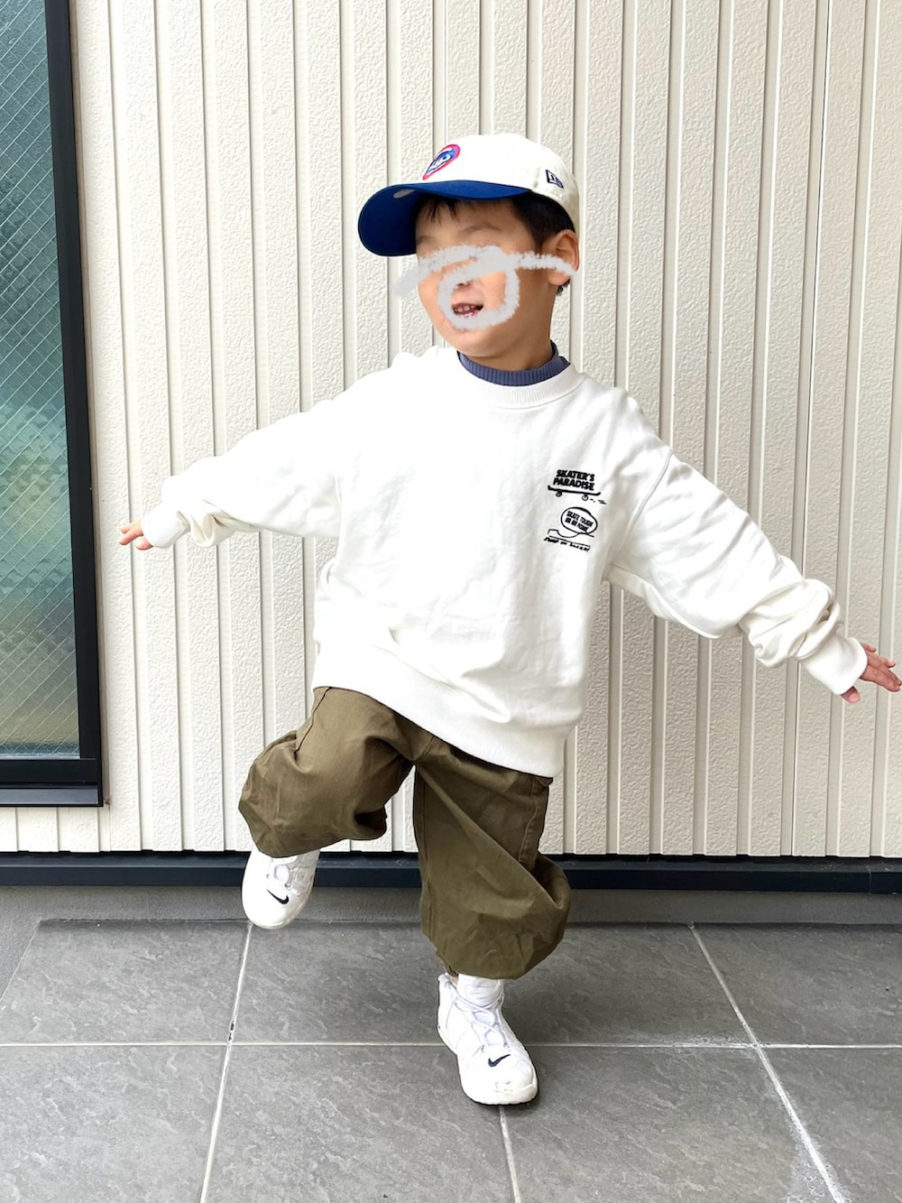 ブラック系のシャツ/ブラウス、ブルー系のカーゴパンツ、ホワイト系のスニーカーを着用したレディースの春コーディネートの2枚目の写真