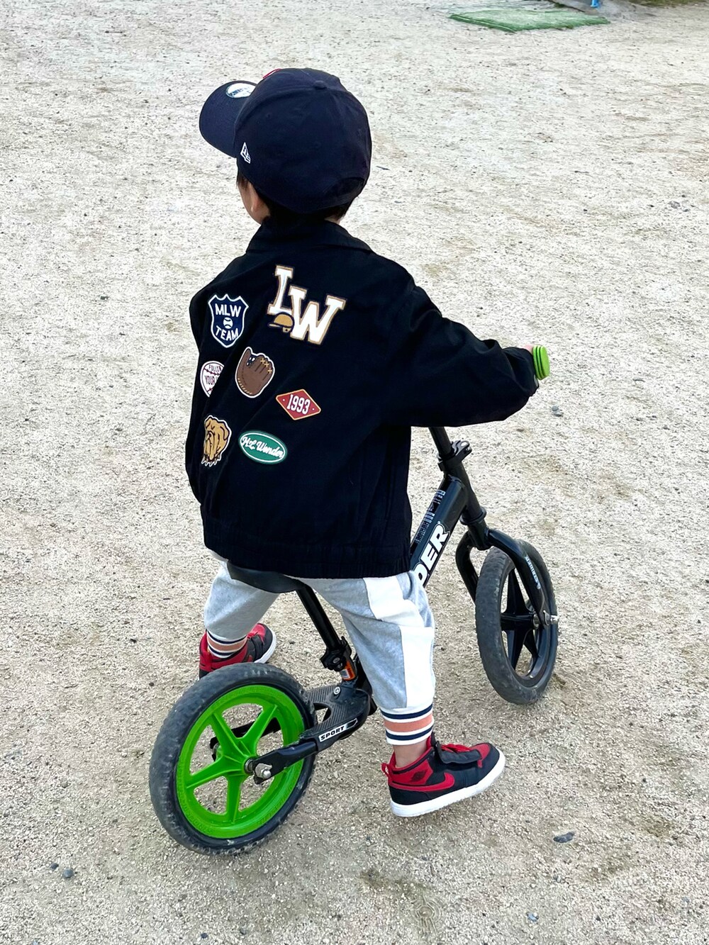 「スニーカー、ジョーダン、aj1、ブルゾン、My little wonder、ストリート、スウェットパンツ」｜「NEW ERAのNEW ERA/ニューエラ キッズ キャップ CAP ACPERF BOSRED GM 17J 11449306（キャップ、ブラック系）」を使った、mai✺maiさん（キッズ・100cm）の冬コーディネートの2枚目の写真