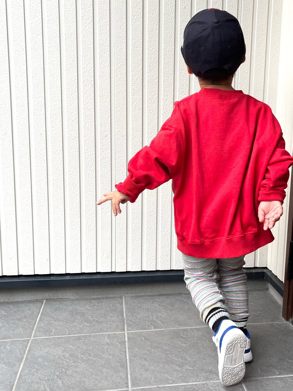 「ファッションを楽しもう、ロゴスウェット、赤、スニーカー、adidas、ストリート、キャップ」｜「LOWRYS FARMのシンプルロゴウラケロングスリーブ　966724（スウェット、レッド系）」を使った、mai✺maiさん（キッズ・100cm）の秋コーディネートの3枚目の写真