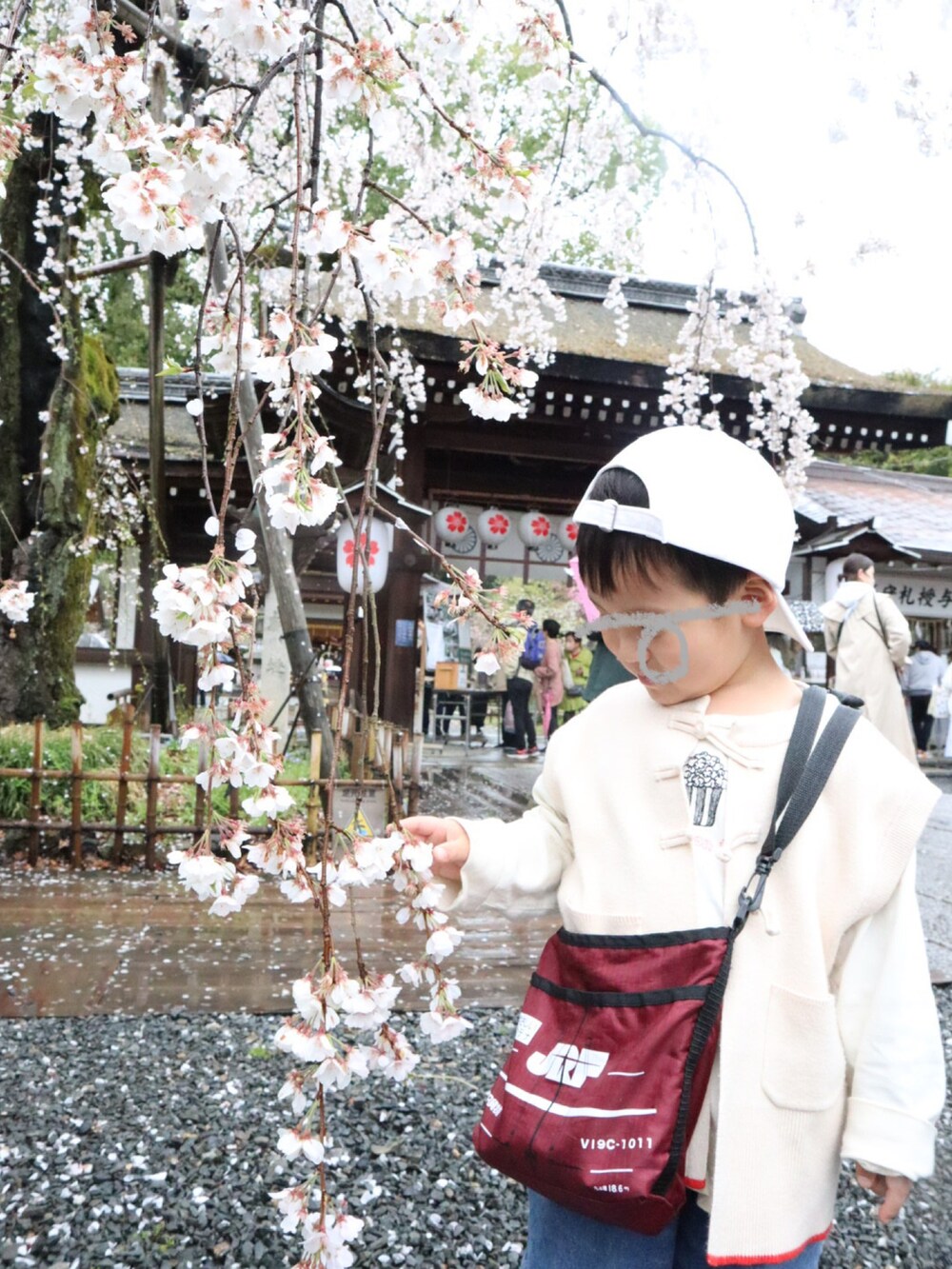 ホワイト系のベスト、ホワイト系のTシャツ/カットソー、ブルー系のデニムパンツを着用したキッズの春コーディネートの3枚目の写真