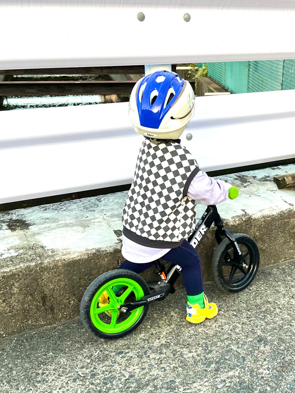 「おやこーで。、スニーカー、NIKE、モアテン、リーボック(Reebok)、ポンプフューリー、ミニオン、ファーベスト、デニム、やっぱりデニムが好き」｜「NIKEのアイテム（スニーカー、ブラック系）」を使った、mai✺maiさん（レディース・158cm）の秋コーディネートの3枚目の写真