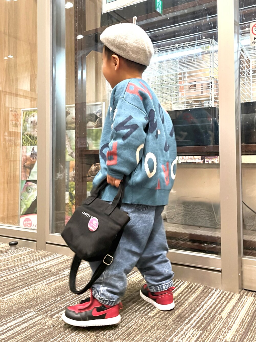 「カーディガン、カラーニット、アルファベット、スニーカー、NIKE、ベレー帽、デニム、やっぱりデニムが好き、冬コーデ」｜「LOWRYS FARMのベレー帽　866498（ハンチング/ベレー帽、グレー系）」を使った、mai✺maiさん（キッズ・90cm）の冬コーディネートの3枚目の写真