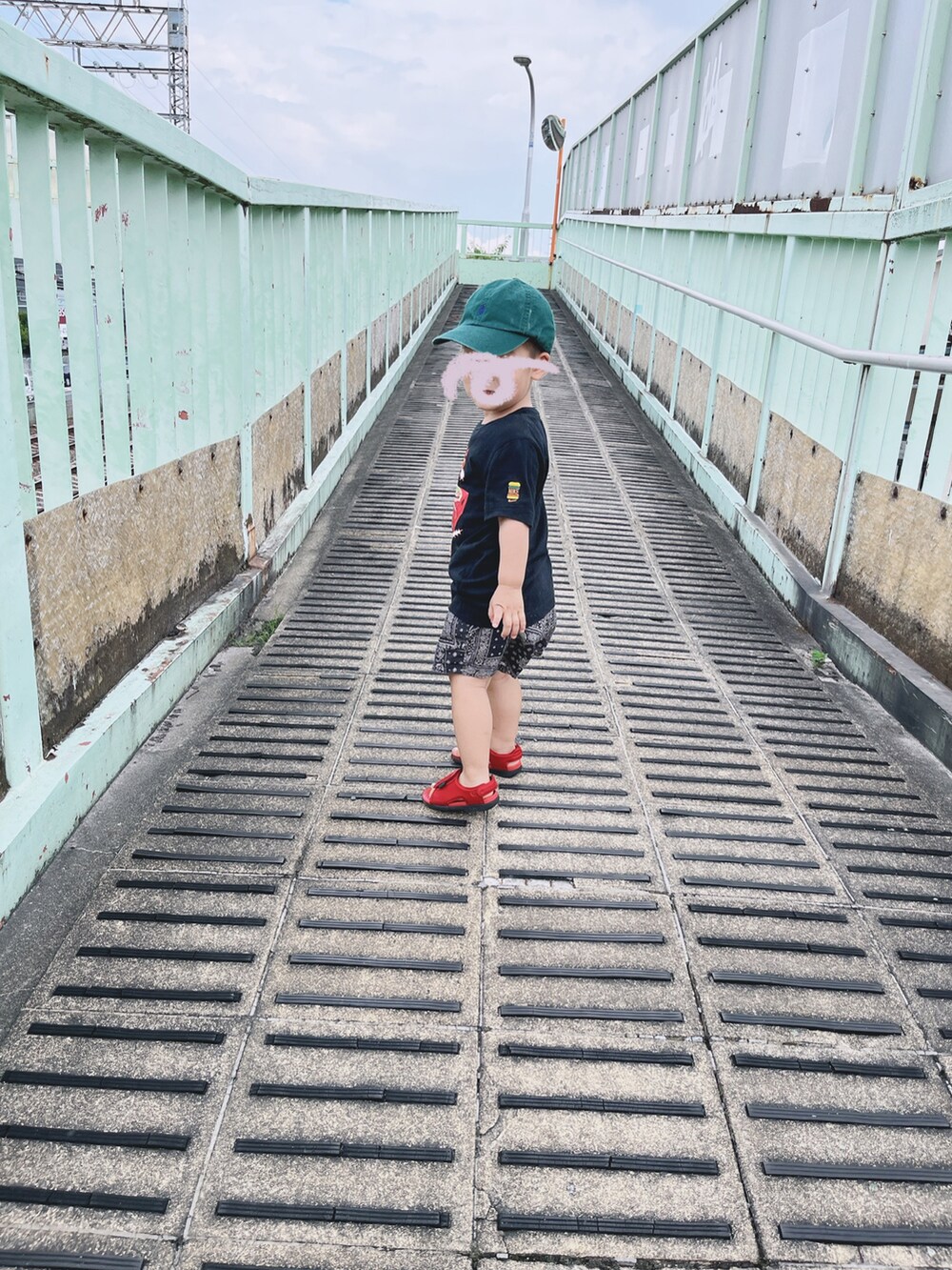 ブラック系のワンピース、ピンク系のトートバッグ、その他のスカートを着用したレディースの夏コーディネートの2枚目の写真