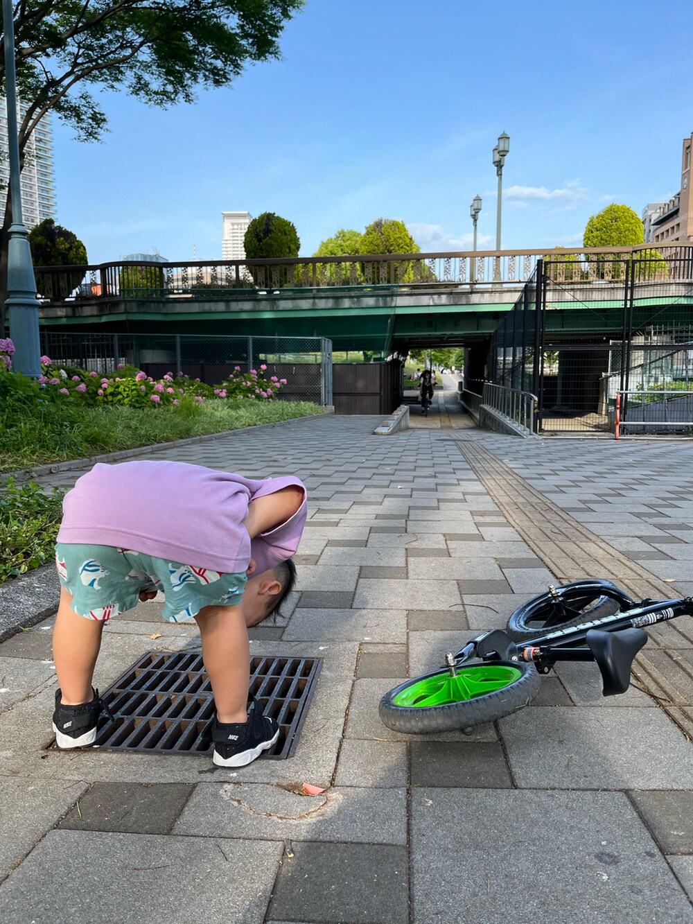 ブラック系のTシャツ/カットソー、ブルー系のキャミソール、ブラック系のスニーカーを着用したレディースの夏コーディネートの3枚目の写真