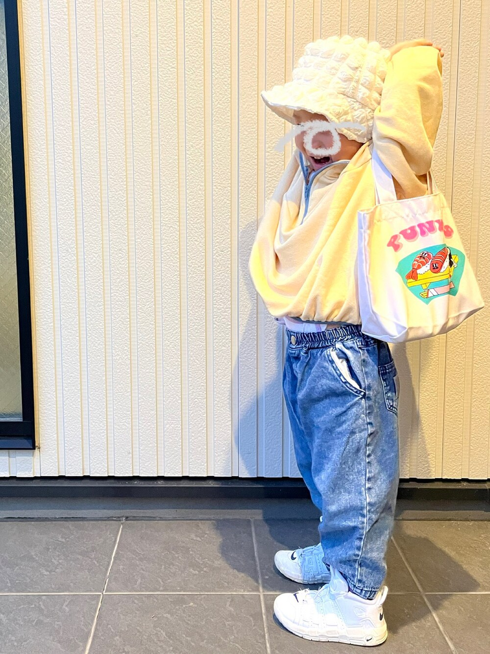 パープル系のTシャツ/カットソー、イエロー系のトップス、ホワイト系のバッグを着用したキッズの秋コーディネートの2枚目の写真