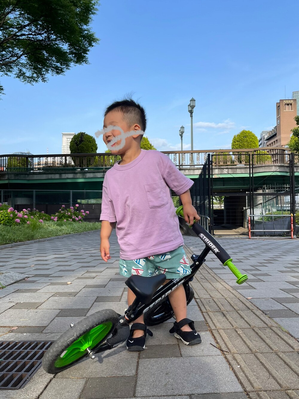 ブラック系のTシャツ/カットソー、ブルー系のキャミソール、ブラック系のスニーカーを着用したレディースの夏コーディネートの2枚目の写真