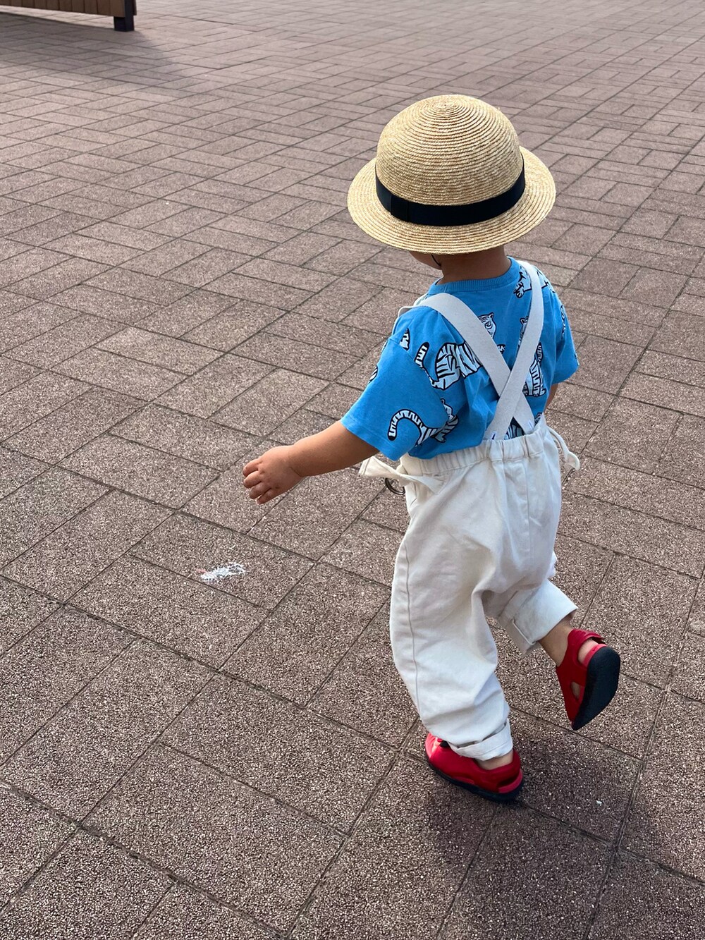 オレンジ系のカーディガン/ボレロ、ブラック系のTシャツ/カットソー、その他のスカートを着用したレディースの夏コーディネートの2枚目の写真