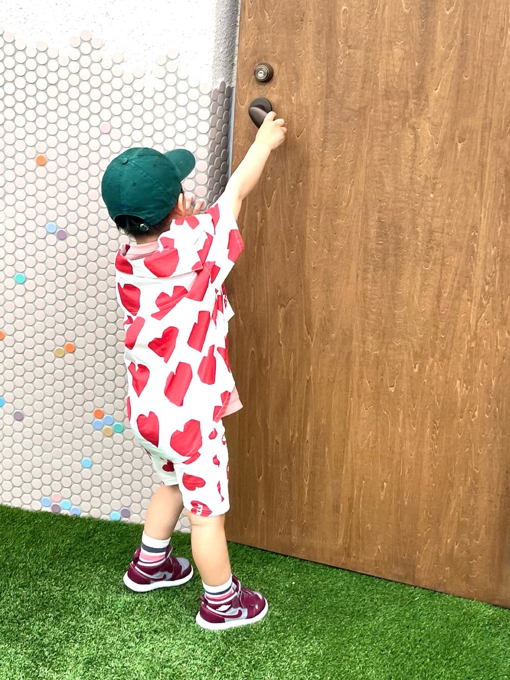 その他のシャツ/ブラウス、ピンク系のTシャツ/カットソー、その他のパンツを着用したキッズの春コーディネートの2枚目の写真