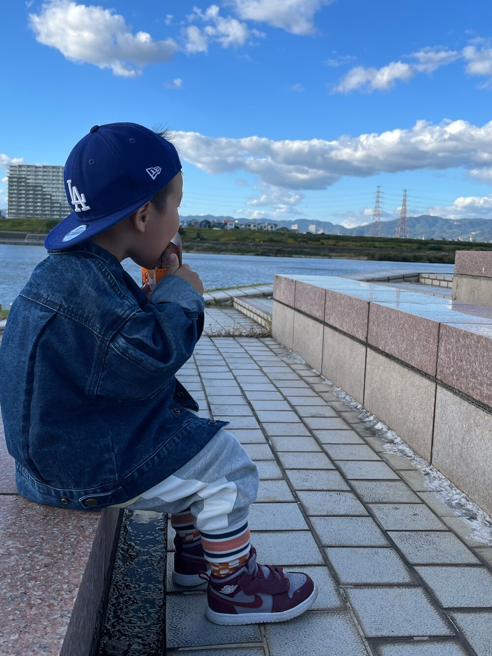 イエロー系のTシャツ/カットソー、ベージュ系のジャケット/アウター、ホワイト系のスウェットパンツを着用したレディースの秋コーディネートの2枚目の写真