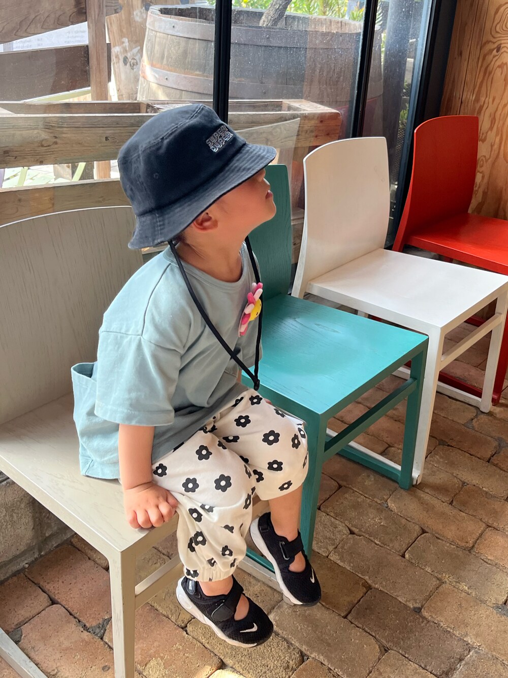 ブルー系のTシャツ/カットソー、ホワイト系のスウェットパンツ、ブラック系のスニーカーを着用したキッズの春コーディネートの2枚目の写真