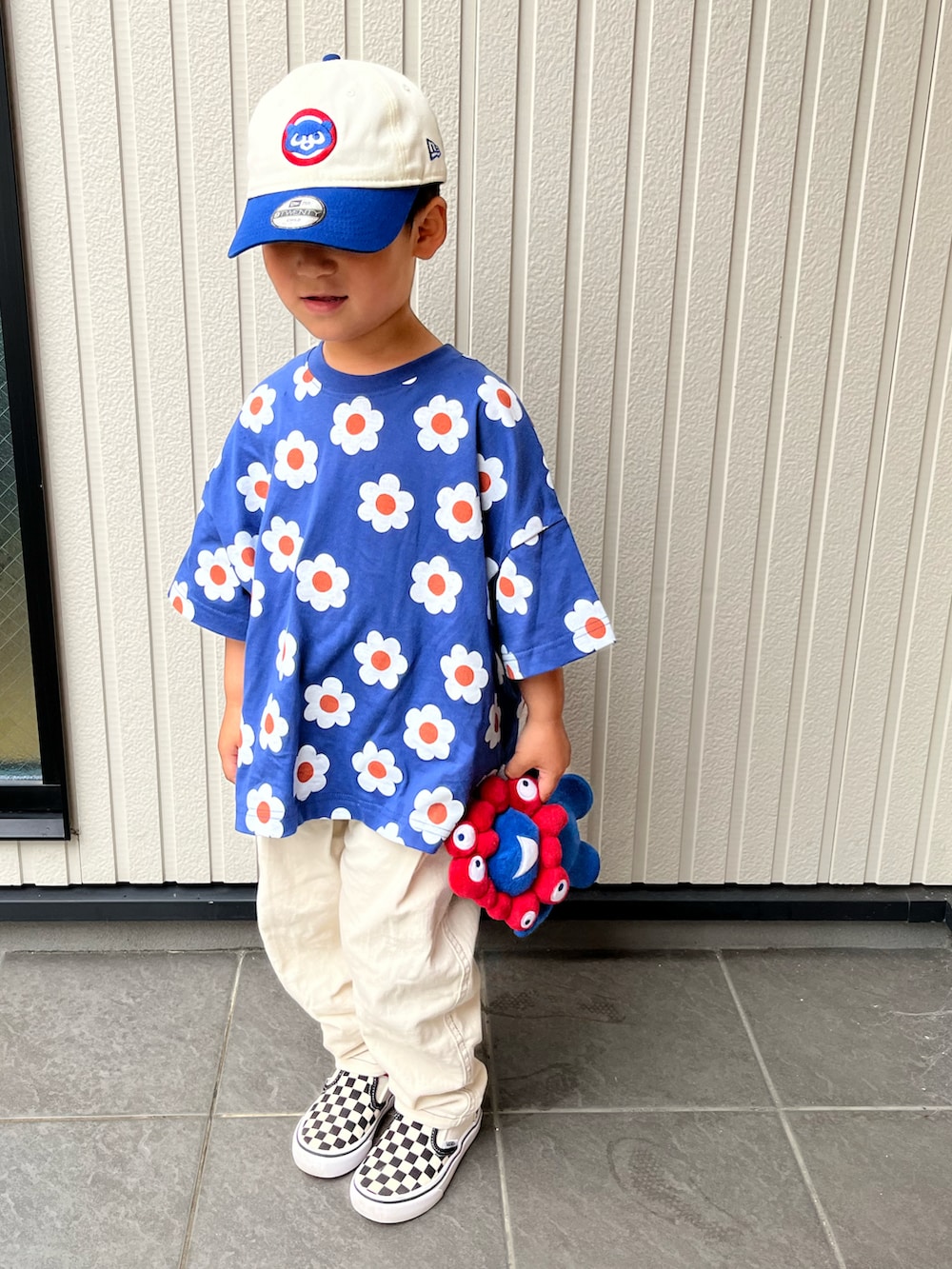 その他のチュニック、ホワイト系のTシャツ/カットソー、ブルー系のデニムパンツを着用したレディースの春コーディネートの2枚目の写真