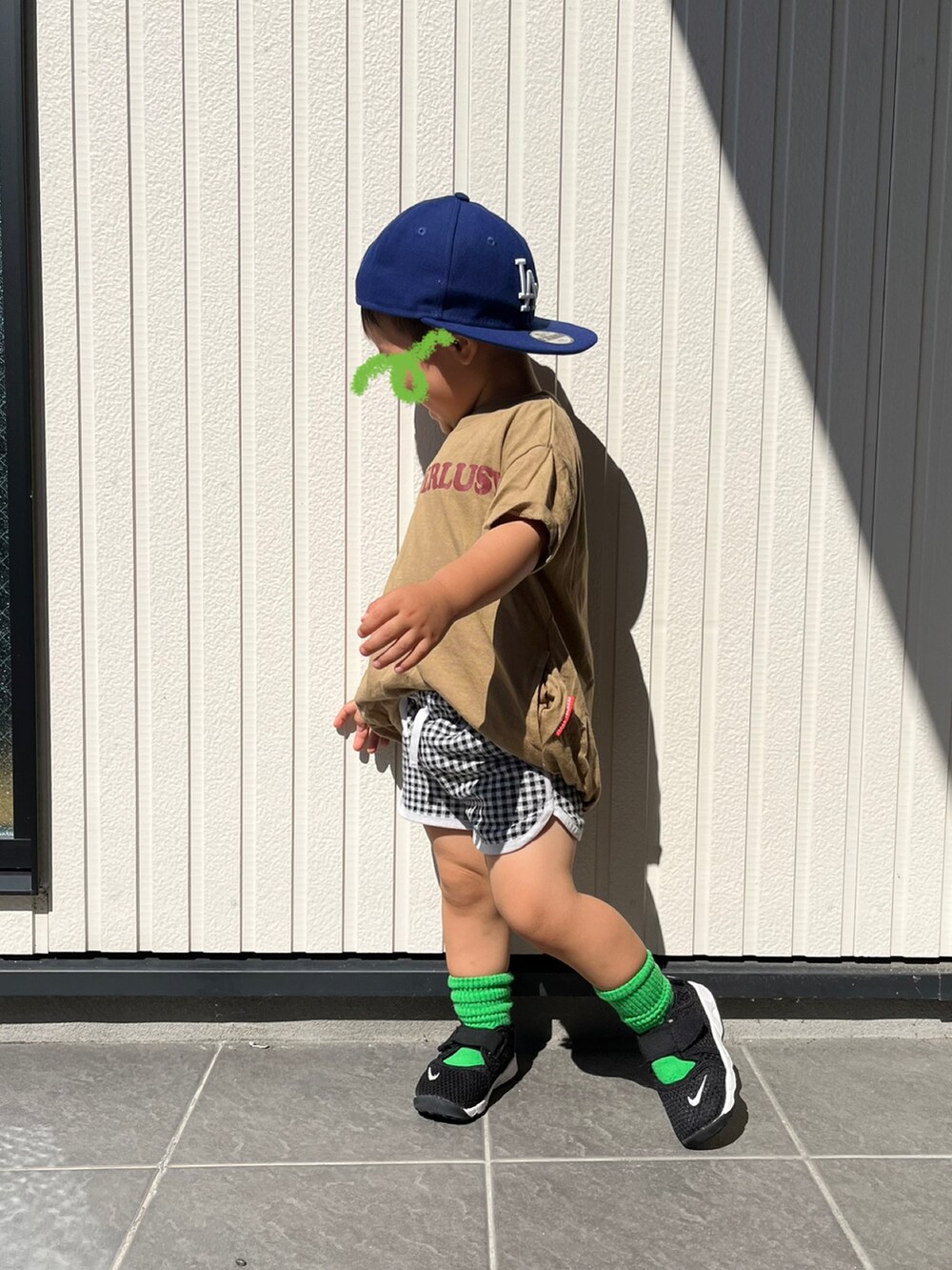 ベージュ系のTシャツ/カットソー、その他のパンツ、ブラック系のサンダルを着用したキッズの夏コーディネートの2枚目の写真