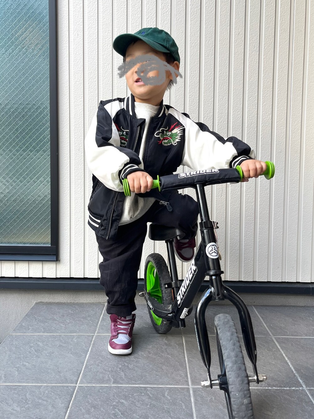 「ファッションを楽しもう、スカジャン、ドラゴン、ストリート、スニーカー、NIKE、aj1、ジョーダン」｜「Birthdayのアイテム（スカジャン、ブラック系）」を使った、mai✺maiさん（キッズ・100cm）の秋コーディネートの2枚目の写真