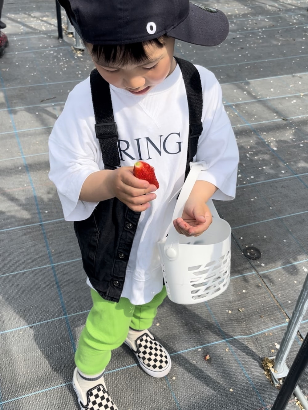 「おやこーで。、スニーカー、NIKE、モアテン、春色、ハット、キャップ、スポーツミックス」｜「LOWRYS FARMのトラックドッキングワンピース　996689（ワンピース、ホワイト系）」を使った、mai✺maiさん（レディース・158cm）の春コーディネートの2枚目の写真