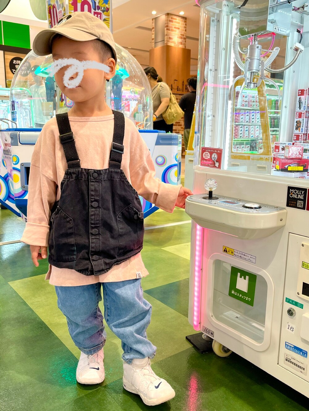 ブラック系のベスト、ピンク系のTシャツ/カットソー、ブルー系のデニムパンツを着用したキッズの秋コーディネートの2枚目の写真