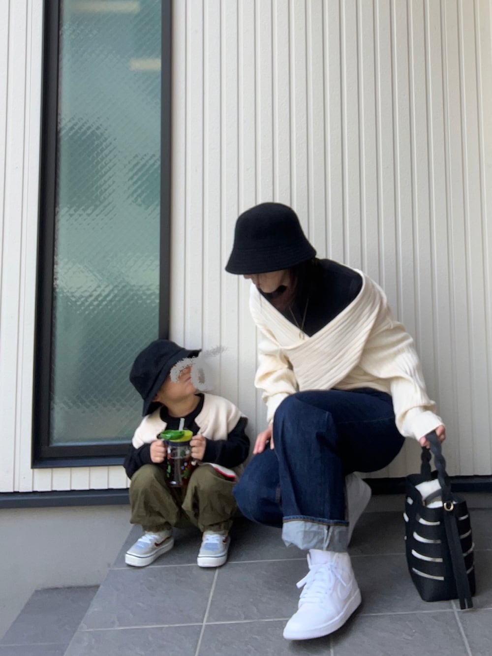 ホワイト系のベスト、ブラック系のTシャツ/カットソー、ベージュ系のワンピースを着用したレディースの冬コーディネートの2枚目の写真