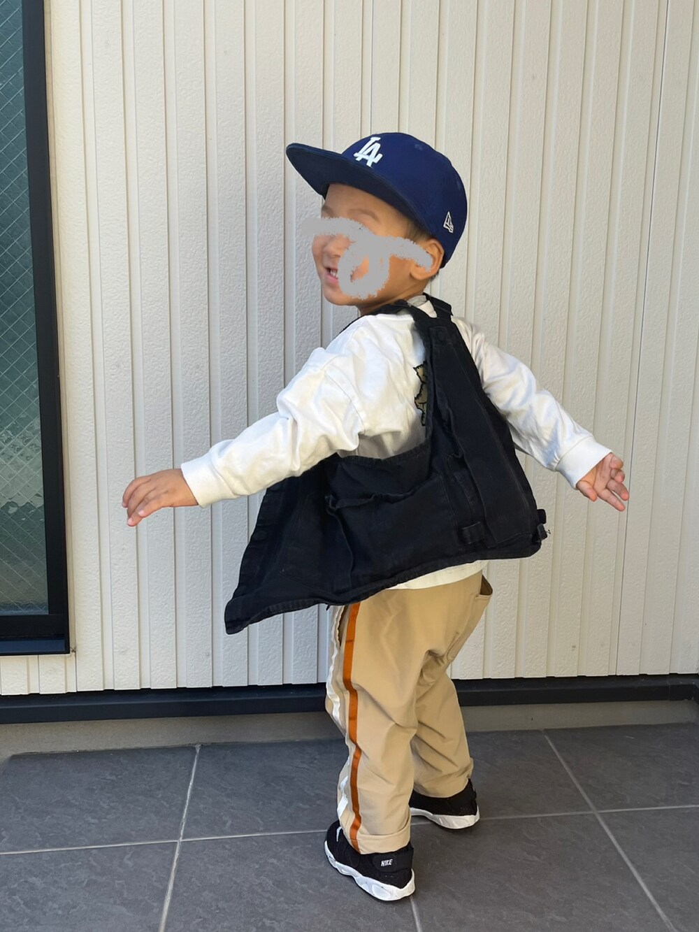 ブラウン系のシャツ/ブラウス、ブラック系のバッグ、ブラック系のブーツを着用したレディースの秋コーディネートの3枚目の写真