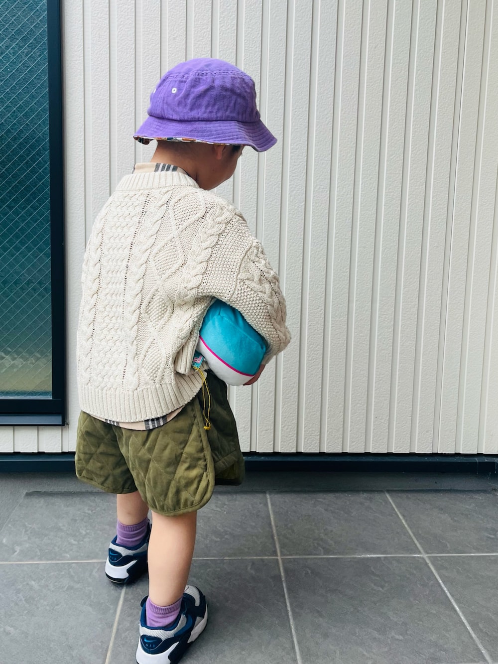 ブラック系のTシャツ/カットソー、パープル系のスウェット、ブラック系のショルダーバッグを着用したレディースの春コーディネートの3枚目の写真