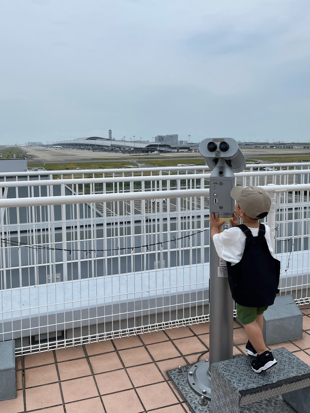 ブラウン系のベスト、ブラック系のワンピース、ブラック系のベストを着用したレディースの夏コーディネートの2枚目の写真