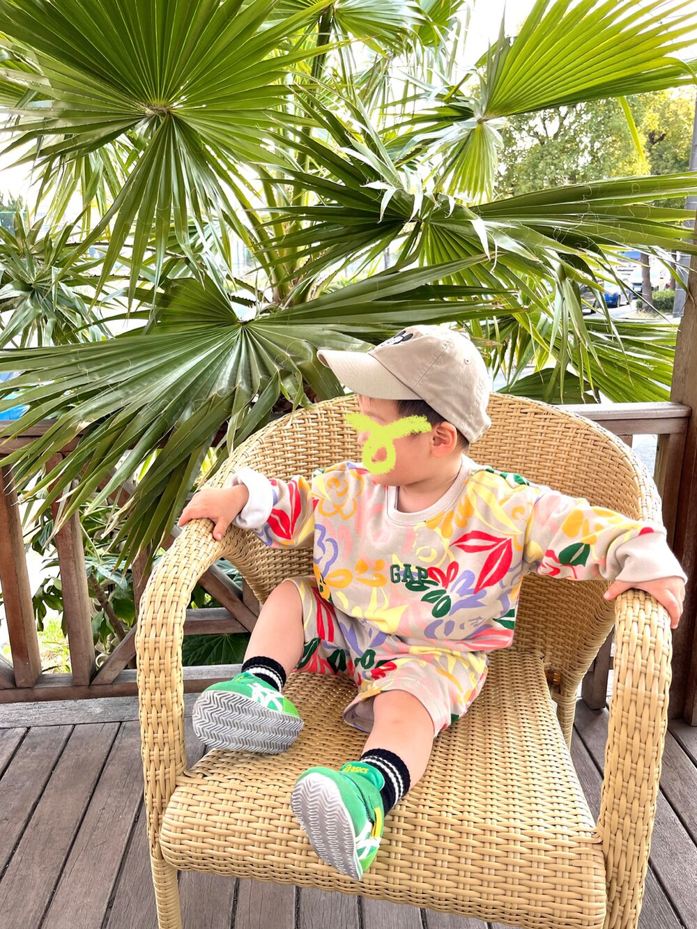 ブラック系のパーカー、ブラック系のTシャツ/カットソー、グリーン系のその他パンツを着用したレディースの春コーディネートの2枚目の写真