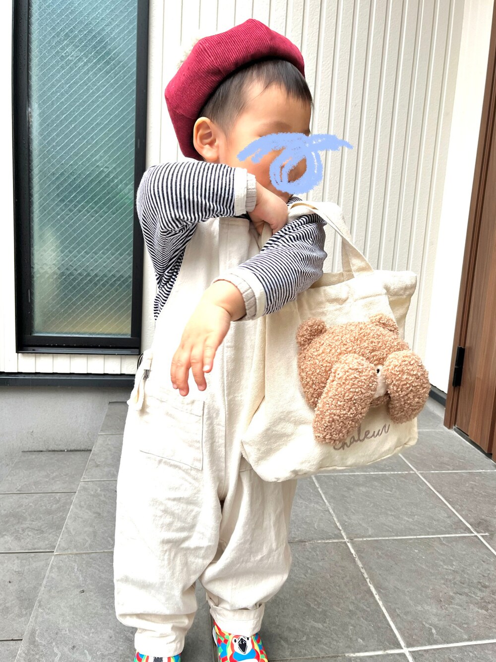 レッド系のカーディガン/ボレロ、ベージュ系のニット/セーター、レッド系のスニーカーを着用したレディースの春コーディネートの2枚目の写真