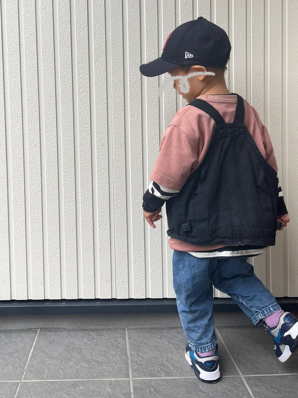 「重ね着ベストシーズン、デニム、やっぱりデニムが好き、スニーカー、NIKE、AIRMAX90、キャップ、ニューエラ、ベスト」｜「NEW ERAのNEW ERA/ニューエラ キッズ キャップ CAP ACPERF BOSRED GM 17J 11449306（キャップ、ブラック系）」を使った、mai✺maiさん（キッズ・90cm）の秋コーディネートの2枚目の写真