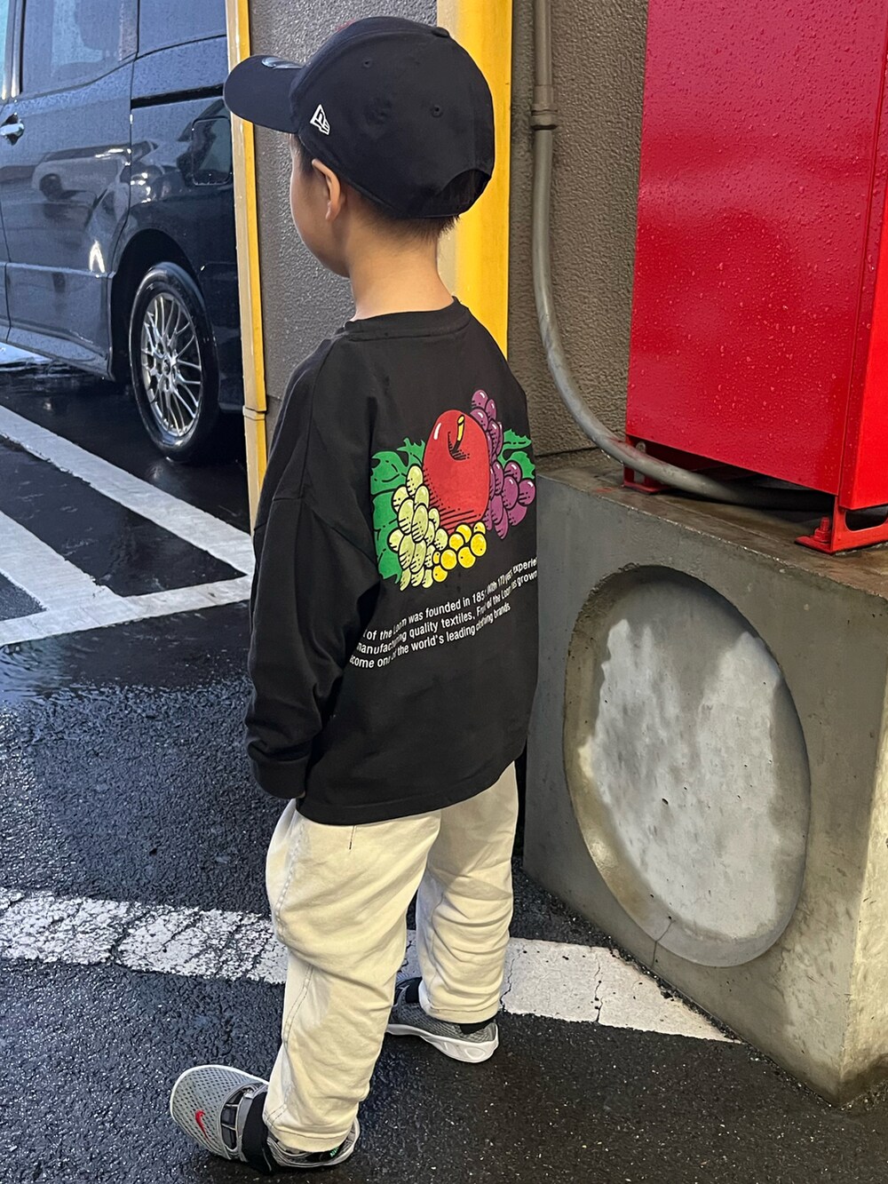 ホワイト系のワンピース、グリーン系のベスト、ホワイト系のスニーカーを着用したレディースの春コーディネートの2枚目の写真