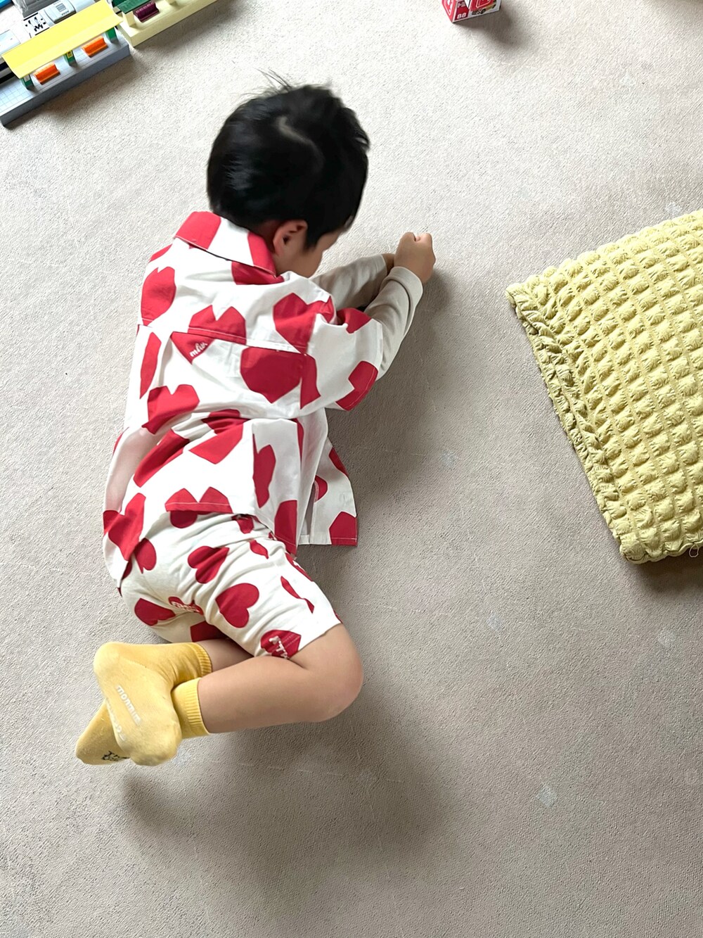 その他のシャツ/ブラウス、その他のパンツ、イエロー系のソックス/靴下を着用したキッズの春コーディネートの3枚目の写真