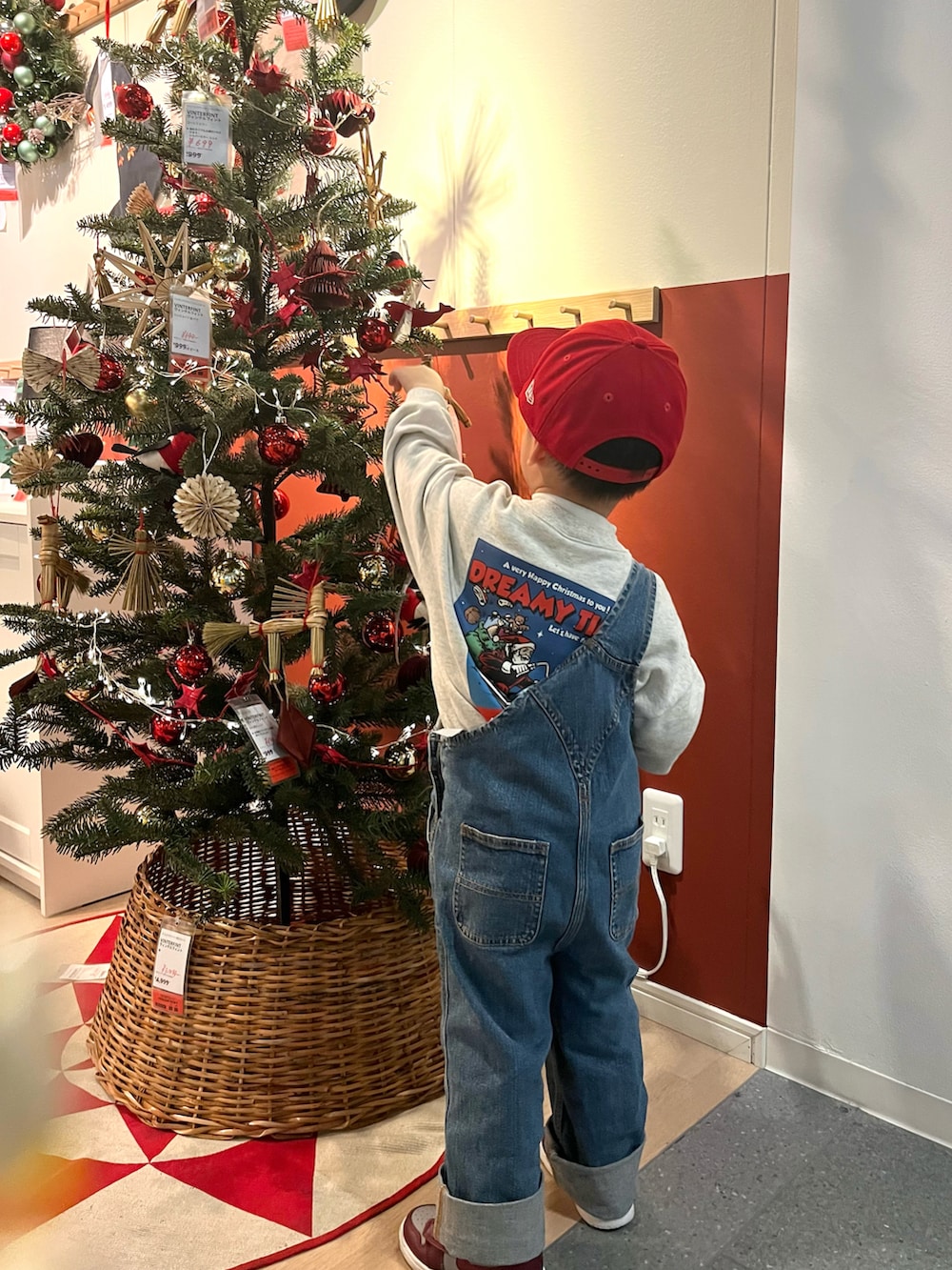 グリーン系のニット/セーター、ホワイト系のベスト、ブルー系のデニムパンツを着用したレディースの冬コーディネートの2枚目の写真