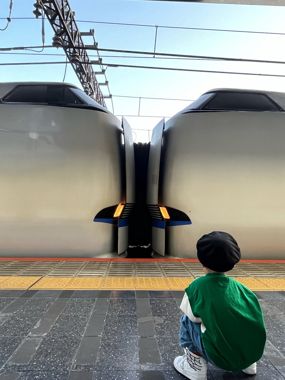 グリーン系のTシャツ/カットソー、ブルー系のデニムパンツ、ホワイト系のスニーカーを着用したキッズの春コーディネートの5枚目の写真