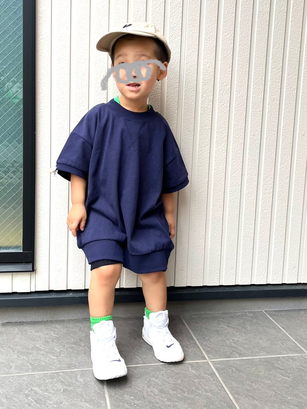 ブルー系のTシャツ/カットソー、ホワイト系のタンクトップ、ブラック系のその他パンツを着用したキッズの夏コーディネートの2枚目の写真