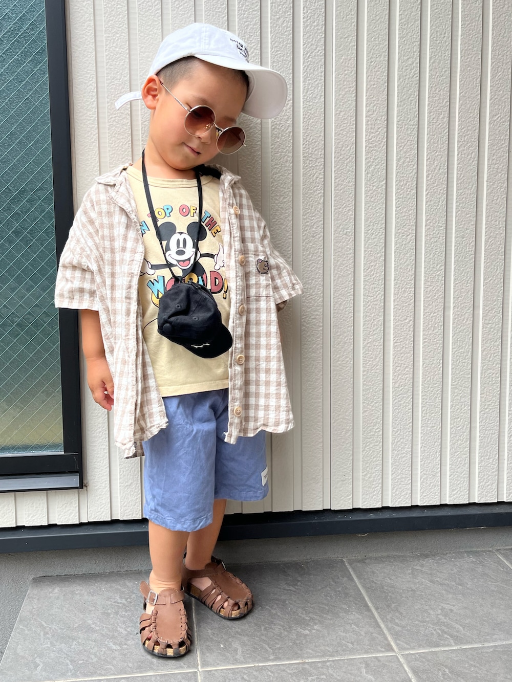 ホワイト系のTシャツ/カットソー、ブルー系のニット/セーター、ブルー系のデニムパンツを着用したレディースの夏コーディネートの2枚目の写真