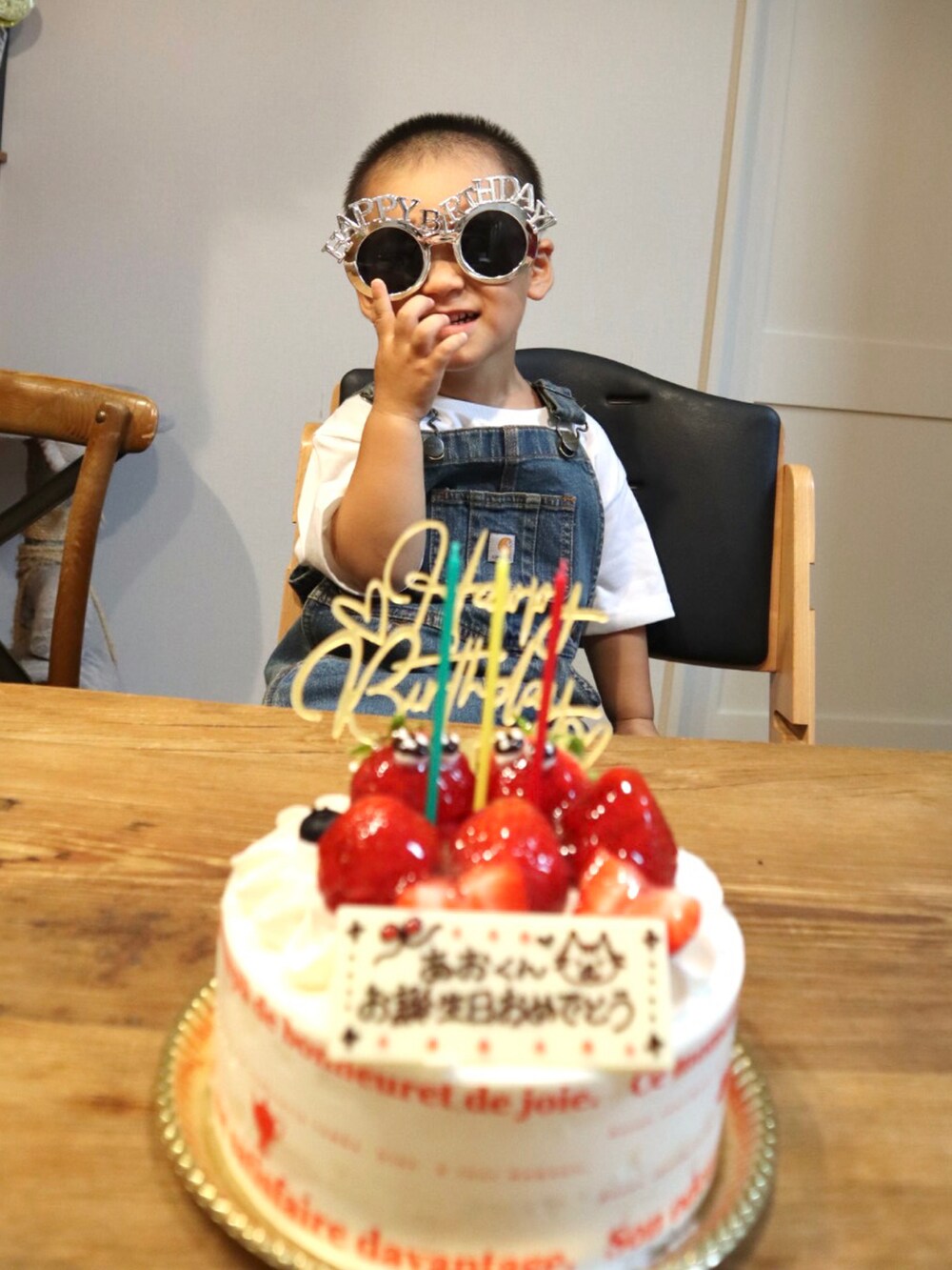 「シンプルスタイル、オーバーオール、サロペット、デニム、やっぱりデニムが好き、誕生日、おめでとう！、3歳、男の子」｜「Carharttのアイテム（オールインワン・サロペット、ブルー系）」を使った、mai✺maiさん（キッズ・90cm）の秋コーディネートの3枚目の写真