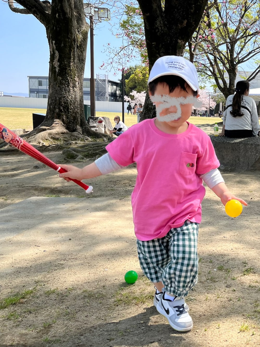 イエロー系のスニーカー、ホワイト系のTシャツ/カットソー、ピンク系のシャツ/ブラウスを着用したレディースの春コーディネートの2枚目の写真