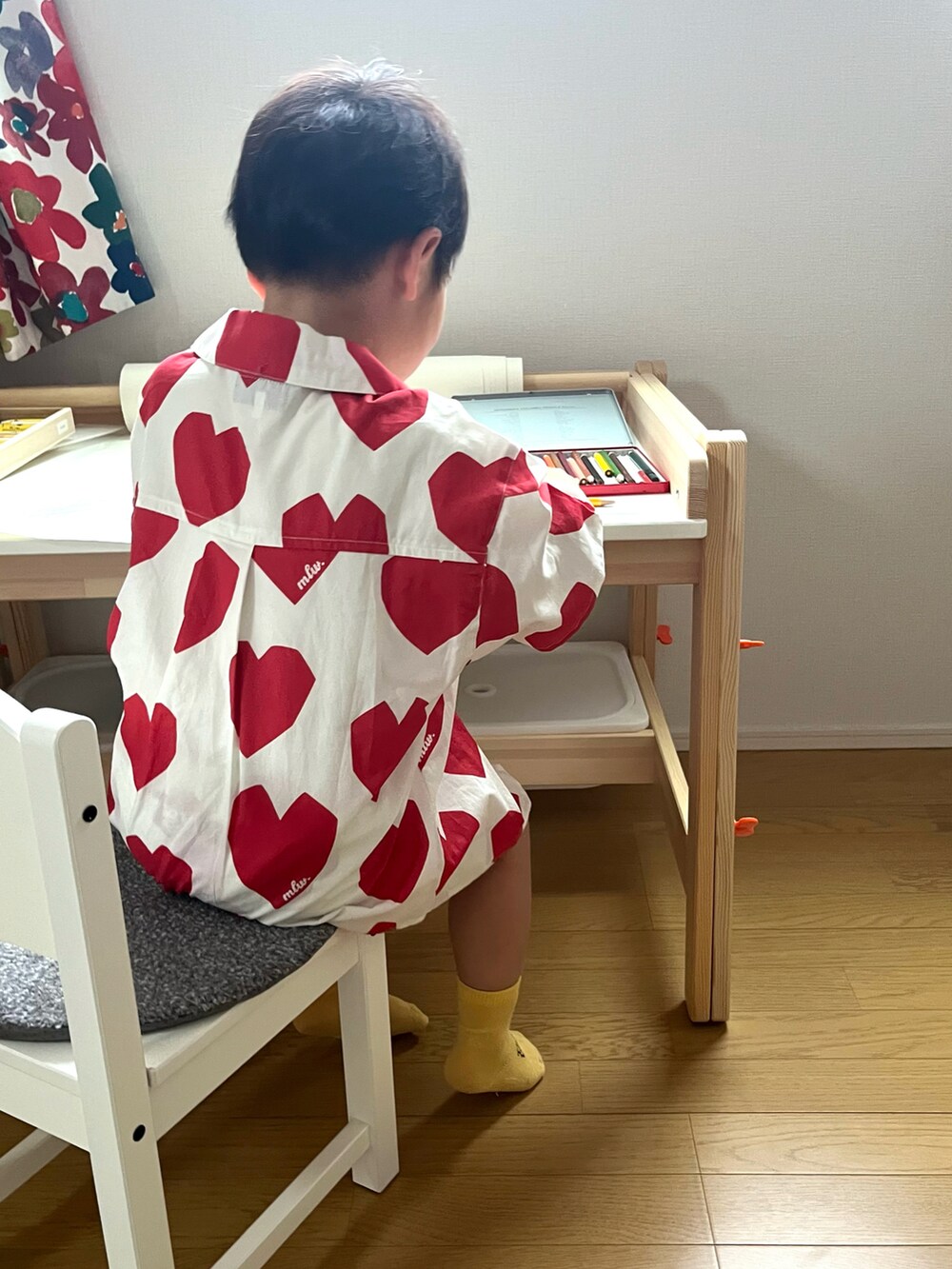 その他のシャツ/ブラウス、その他のパンツ、イエロー系のソックス/靴下を着用したキッズの春コーディネートの2枚目の写真