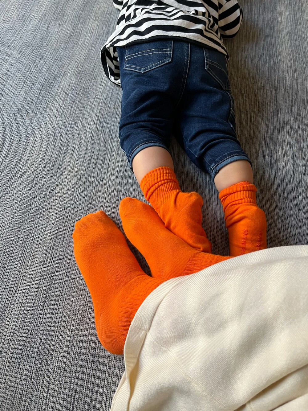 ブラック系のTシャツ/カットソー、ブラック系のショルダーバッグ、ブラック系のスニーカーを着用したレディースの春コーディネートの3枚目の写真