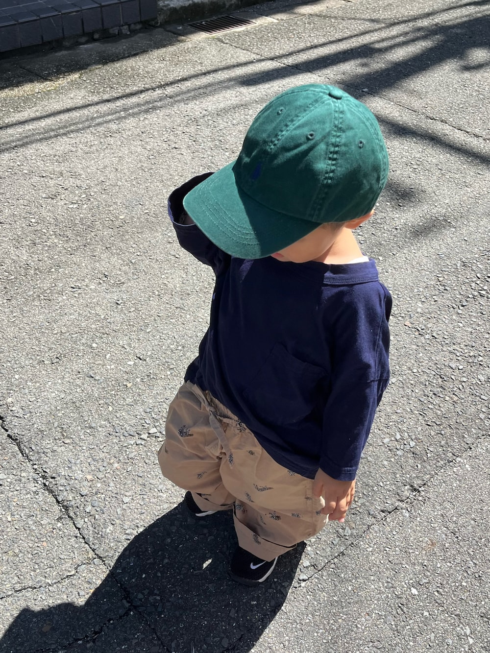 ホワイト系のスウェット、ブラック系のパンツ、ピンク系のスニーカーを着用したレディースの秋コーディネートの2枚目の写真