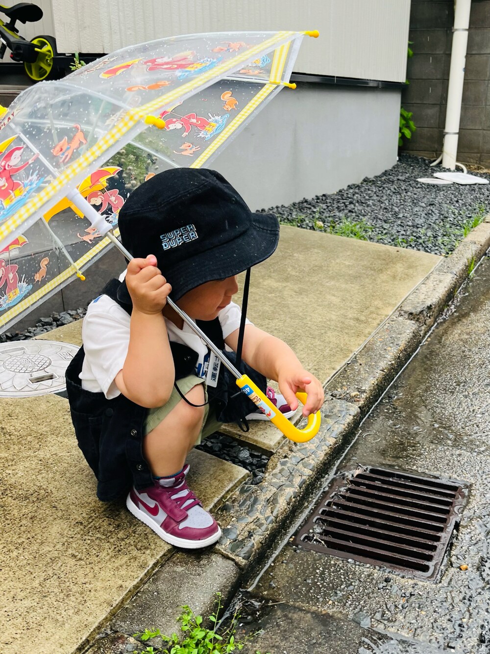 「おやこーで。、雨の日コーデ、デニムジャケット、やっぱりデニムが好き、しまむら様、スニーカー、NIKE、AIR MAX2、aj1、BEAMS、ビームス、beams mini、ビームスミニ」|「BEAMS miniのBEAMS mini / スマイル キャンプ ショーツ 23SS(90~150cm)(その他パンツ、グリーン系)」を使った、mai✺maiさん(レディース・158cm)の春コーディネートの2枚目の写真