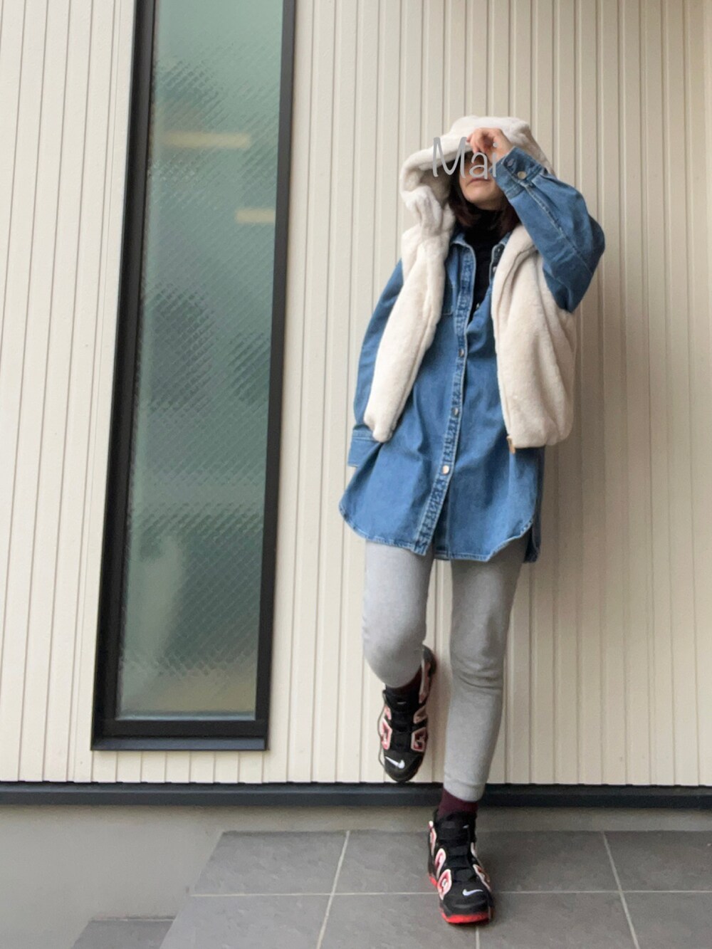 「おやこーで。、スニーカー、NIKE、モアテン、リーボック(Reebok)、ポンプフューリー、ミニオン、ファーベスト、デニム、やっぱりデニムが好き」｜「NIKEのアイテム（スニーカー、ブラック系）」を使った、mai✺maiさん（レディース・158cm）の秋コーディネートの2枚目の写真