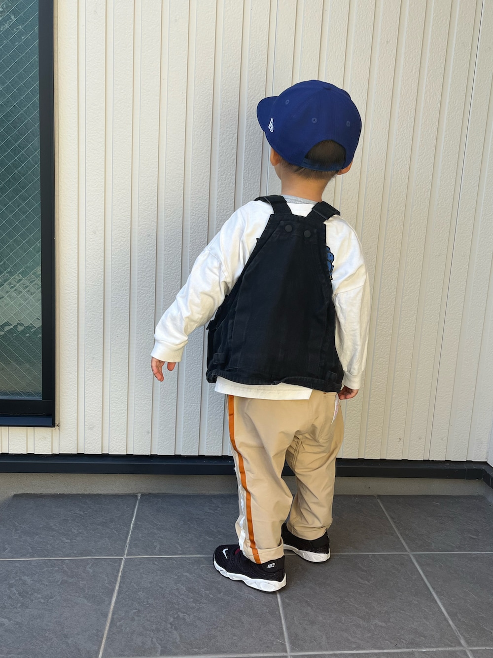 ブラウン系のシャツ/ブラウス、ブラック系のバッグ、ブラック系のブーツを着用したレディースの秋コーディネートの2枚目の写真