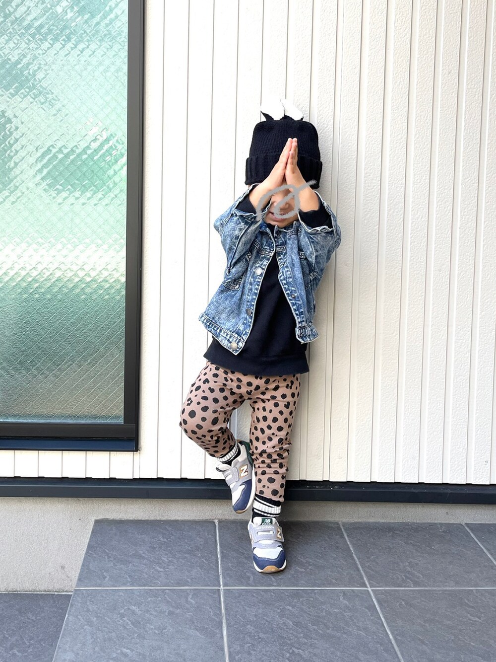 ブラウン系のブルゾン、ブルー系のデニムジャケット、ブルー系のスニーカーを着用したキッズの秋コーディネートの2枚目の写真