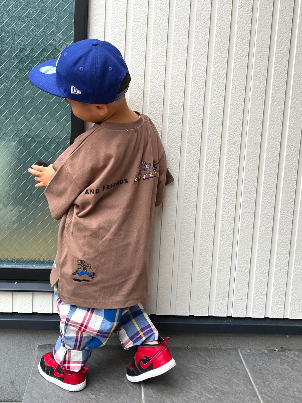 ベージュ系のTシャツ/カットソー、ブルー系のパンツ、ブラック系のスニーカーを着用したキッズの夏コーディネートの2枚目の写真