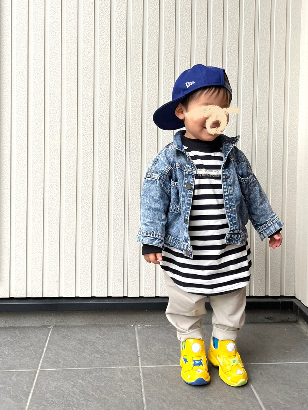 グレー系のシャツ/ブラウス、ブラック系のベスト、ベージュ系のパンツを着用したレディースの冬コーディネートの2枚目の写真