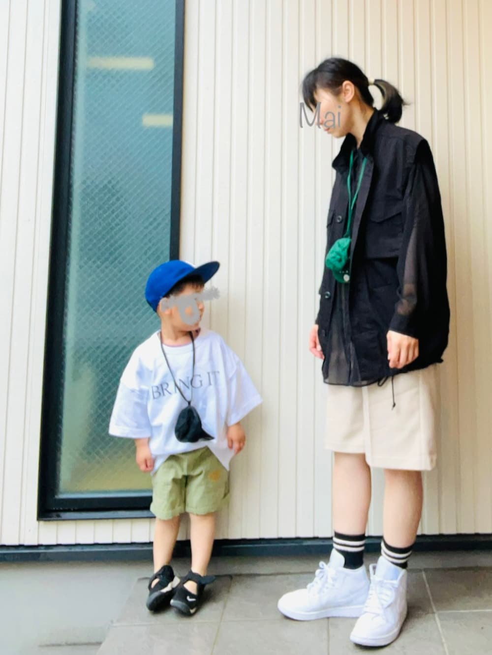 グリーン系のその他パンツ、ホワイト系のTシャツ/カットソー、ブラック系のサンダルを着用したレディースの春コーディネートの2枚目の写真