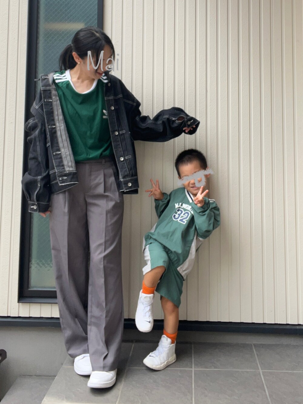 グリーン系のTシャツ/カットソー、ブラック系のデニムジャケット、グレー系のパンツを着用したレディースの秋コーディネートの2枚目の写真