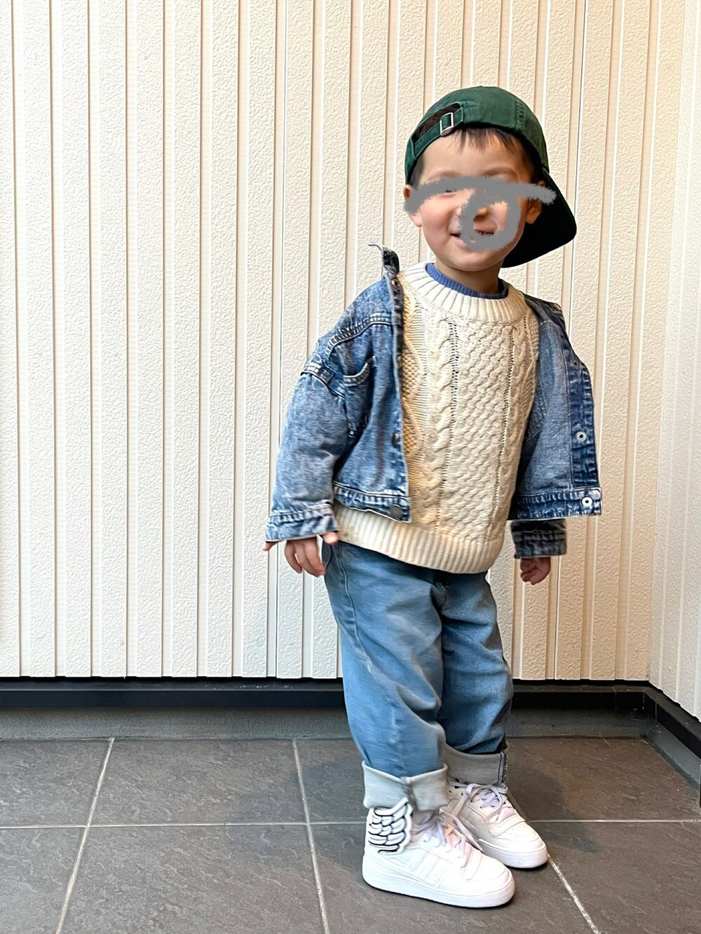 ホワイト系のニット/セーター、ブルー系のデニムジャケット、ブルー系のデニムパンツを着用したキッズの冬コーディネートの3枚目の写真