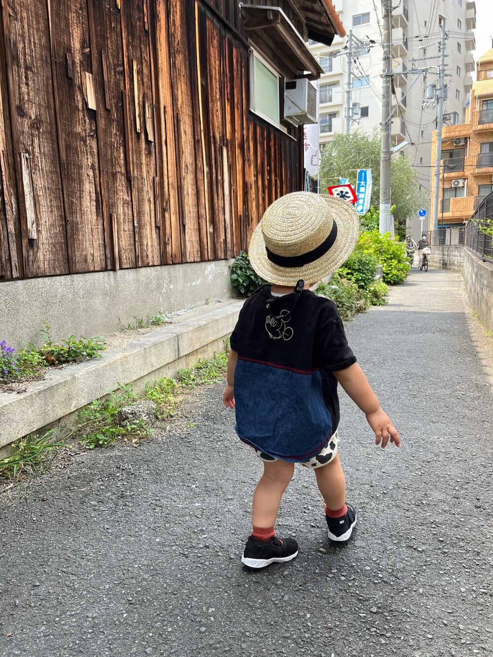 ブラック系のシャツ/ブラウス、ブラック系のショルダーバッグ、ブラック系のTシャツ/カットソーを着用したレディースの夏コーディネートの2枚目の写真