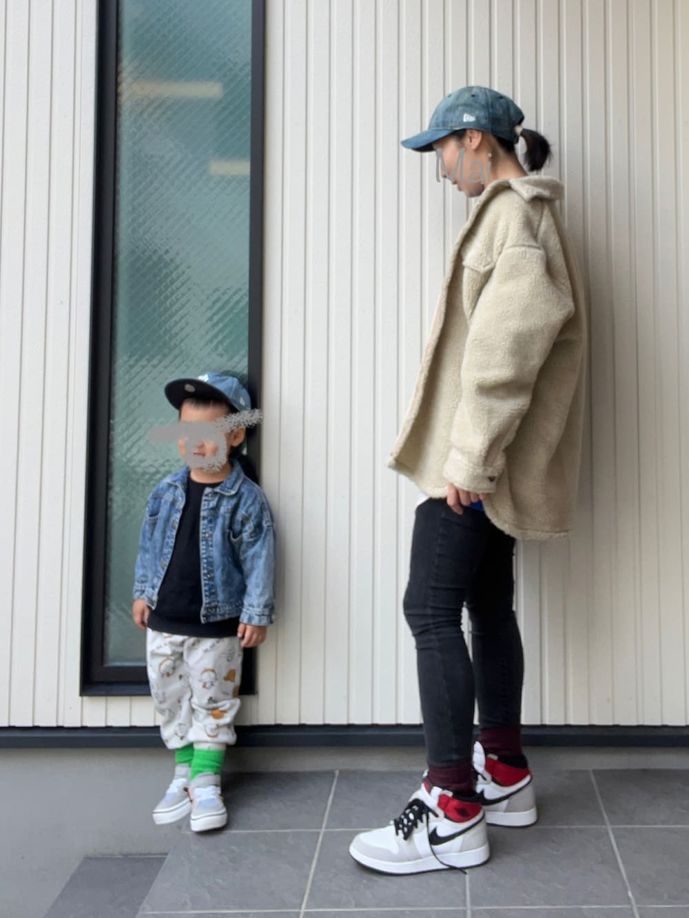 ベージュ系のジャケット/アウター、ブルー系のTシャツ/カットソー、グレー系のスニーカーを着用したレディースの冬コーディネートの2枚目の写真