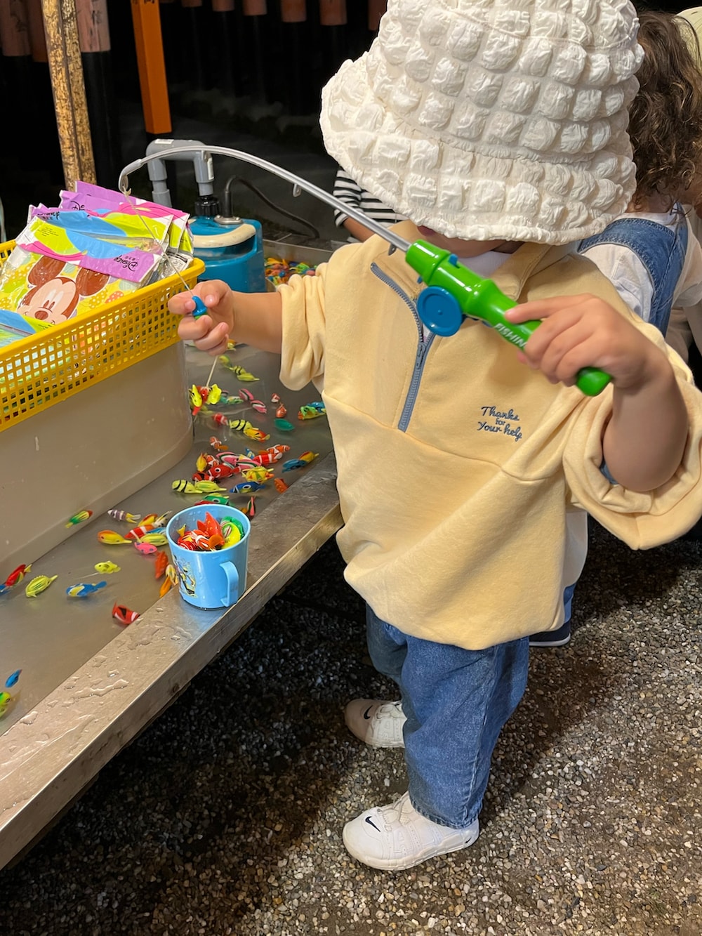 パープル系のTシャツ/カットソー、イエロー系のトップス、ホワイト系のバッグを着用したキッズの秋コーディネートの3枚目の写真